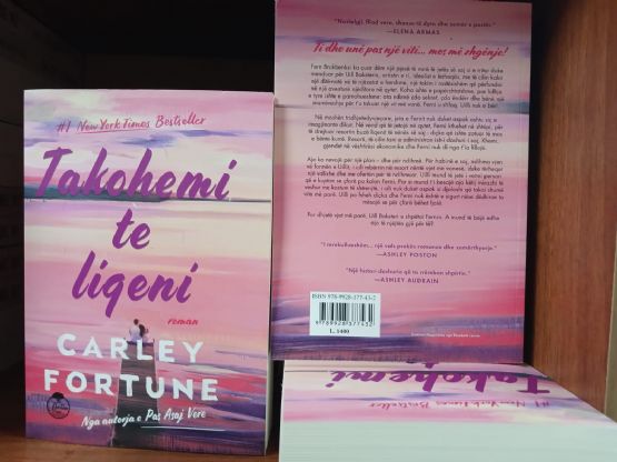 libri takohemi te liqeni, autori Carley Fortune, libri pas asaj vere, libër romantik  the book See you at the lake, Author Carley Fortune, it is an Albanian book, book of Passion, book of Romance