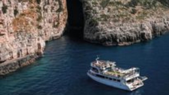 Udhetime Turistike  me anije dhe gomone ne ishullin e Sazanit nga Aquamarine Adventure Boat Trip Vlorë